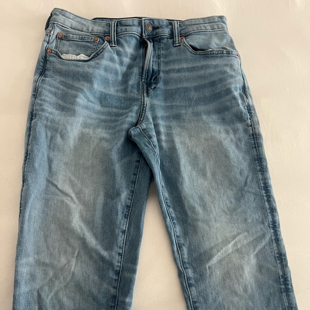 American Eagle Men’s Air Flex + jeans. Light Wash. Size 32x34